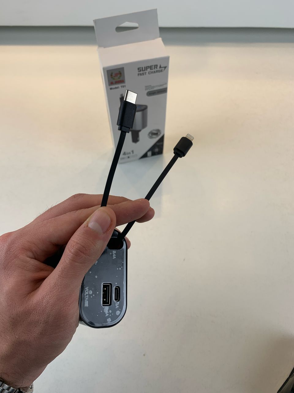 🔌 Chargeur Voiture 4 en 1 avec Câbles Rétractables