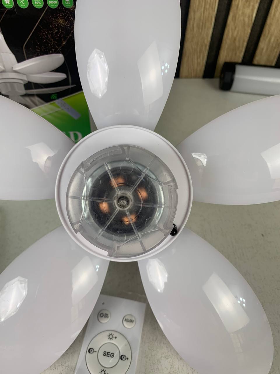 Ventilateur de Plafond Lumineux Intelligent 2-en-1 avec Télécommande – L'Innovation qui Rafraîchit et Illumine Votre Quotidien